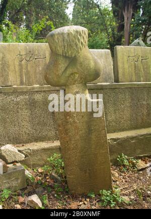 Historische Grabsteine mit osmanisch-türkischer Schrift auf dem Karacaahmet-Friedhof im Stadtteil Uskudar in Istanbul. Es ist der älteste Friedhof in Istanbul Stockfoto