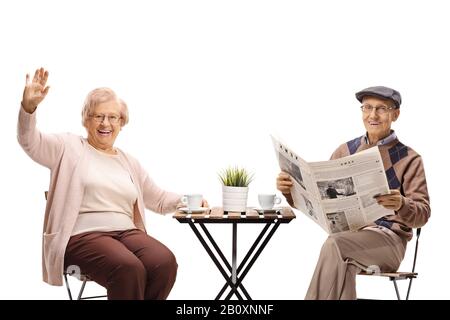 Seniors in einem Café, das sich isoliert auf weißem Hintergrund entspannen kann Stockfoto