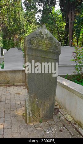 Historische Grabsteine mit osmanisch-türkischer Schrift auf dem Karacaahmet-Friedhof im Stadtteil Uskudar in Istanbul. Es ist der älteste Friedhof in Istanbul Stockfoto