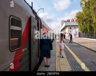 Stewardess und Frau im Morgenmantel, Trans Siberian Express Zug am Bahnsteig, Vladimir Bahnhof, Russische Föderation Stockfoto