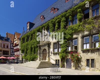 Rathaus am Markt mit Café, Quedlinburg, Sachsen-Anhalt, Deutschland, Stockfoto