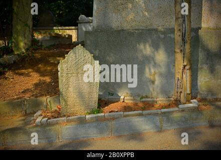 Historische Grabsteine mit osmanisch-türkischer Schrift auf dem Karacaahmet-Friedhof im Stadtteil Uskudar in Istanbul. Es ist der älteste Friedhof in Istanbul Stockfoto