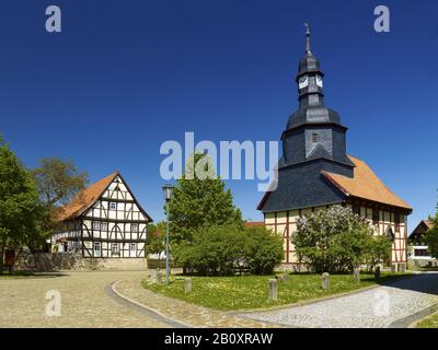 Trinitatis-Fachwerkkirche Hauroden und Fachwerkhaus am Fuße der Ohmberge, Landkreis Bischofferode, Eichsfeld, Thüringen, Deutschland, Stockfoto