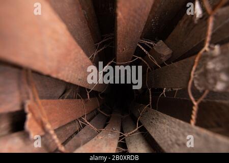 Blick durch den gerollten Holzzaun. Stockfoto