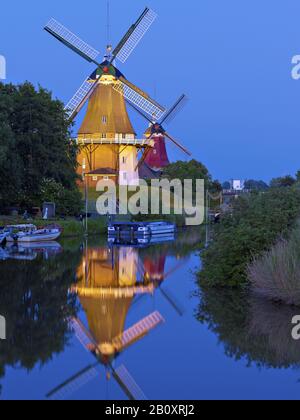 Zwei Windmühlen am Siel in Greetsiel, Frisia, Niedersachsen, Deutschland Stockfoto