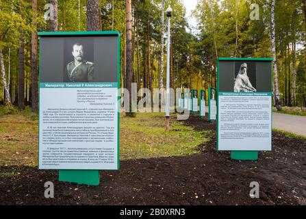 Gedenk-Informationstafel über die königliche Familie Nicholas II & Alexandra Romanov, Ganina Yama, Kloster der Heiligen Märtyrer Sibiriens, Russland Stockfoto