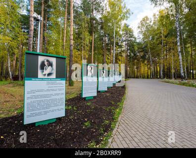 Gedenk-Informationstafel über Alexei, Tsarewitsch aus Russland & Romanow-Familie, Ganina Yama, Kloster der Märtyrer, Sibirien, Russische Föderation Stockfoto