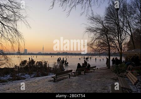 Gefrorene Außenalster in der Abenddämmerung, Alster Pleasure, Hamburg, Deutschland, Stockfoto