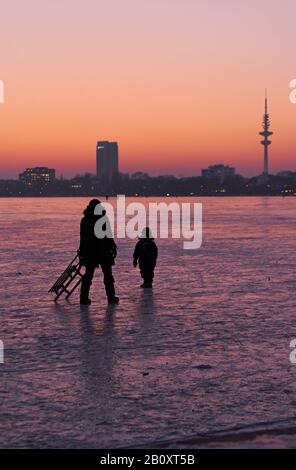 Gefrorene Außenalster in der Abenddämmerung, Alster Pleasure, Hamburg, Deutschland, Stockfoto