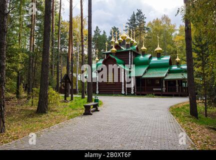 Holzkapelle in Wald, Ganina Yama, Kloster der Heiligen Kaiserlichen Passionsträger, Sibirien, Russische Föderation Stockfoto