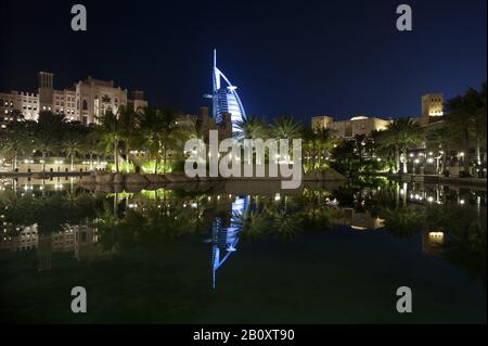 Burj Al Arab und Madinat Jumeirah, Dubai, Vereinigte Arabische Emirate Stockfoto