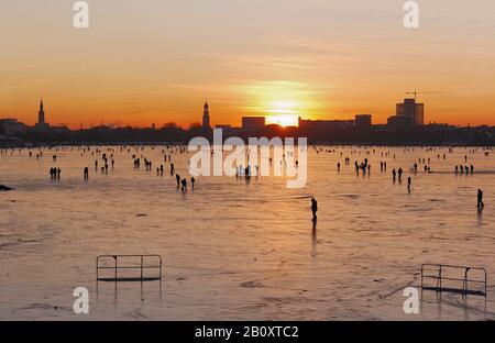 Gefrorene Außenalster in der Abenddämmerung, Alster Pleasure, Hamburg, Deutschland, Stockfoto