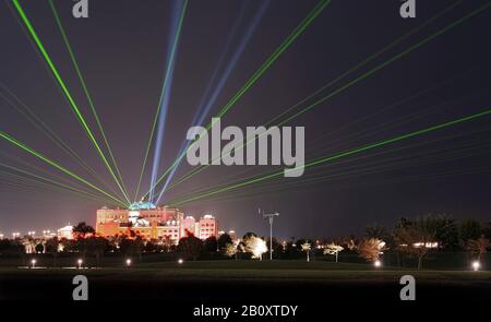 Emirates Palace mit Lasershow, Abu Dhabi, Vereinigte Arabische Emirate, Stockfoto