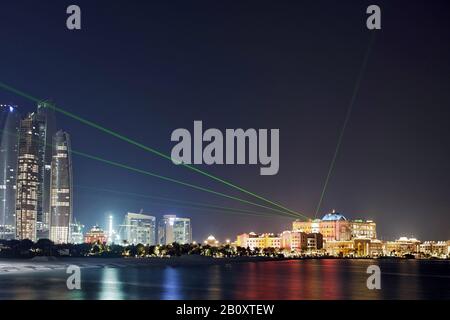 Emirates Palace mit Lasershow, Abu Dhabi, Vereinigte Arabische Emirate, Stockfoto