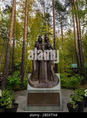 Skulptur der Romanov Familienkinder, Ganina Yama, Kloster der Heiligen Kaiserlichen Passionsträger, Sibirien, Russische Föderation Stockfoto