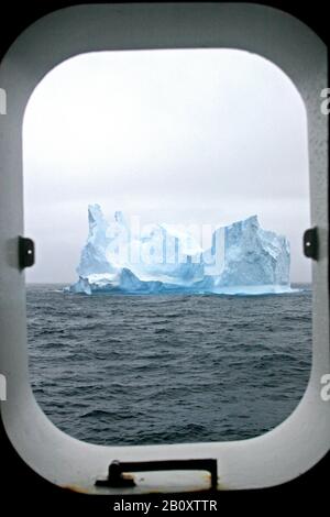 Blick durch einen Porthole auf einen Eisberg, Antarktis, Suedpolarmeer Stockfoto