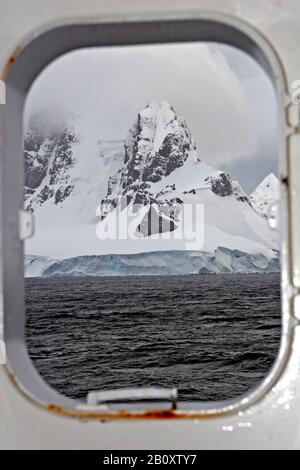 Blick durch einen Porthole zur Küste, Antarktis, Suedpolarmeer Stockfoto