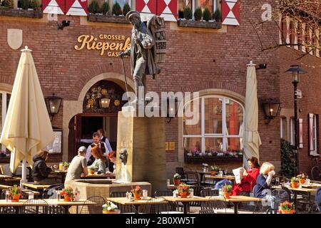 Bürgersteig Restaurant und Kiepenkerl Statue, Deutschland, Nordrhein-Westfalen, Münster Stockfoto