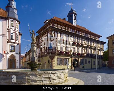 Rathaus mit Springbrunnen auf dem Markt in Vacha, Wartburgkreis, Thüringen, Deutschland, Stockfoto