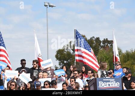 Santa ANA, KALIFORNIEN - 21. FEBRUAR 2020: Bernie Sanders Rally. Befürworter auf der Bühne, die auf die Ankunft des Präsidentschaftskandidaten warten. Stockfoto