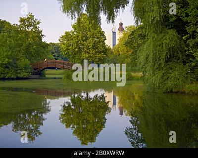 Johannapark mit Blick auf die Innenstadt am Universitäts- und Rathausturm in Leipzig, Sachsen, Deutschland, Stockfoto