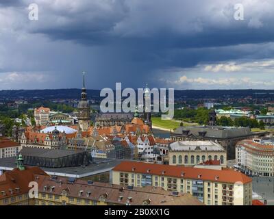 Blick über Dresden mit Schloss, Hofkirche und Semperoper, Sachsen, Deutschland, Stockfoto