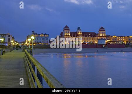 Kurhaus mit Pier in Binz, Insel Rügen, Mecklenburg-Vorpommern, Deutschland, Stockfoto