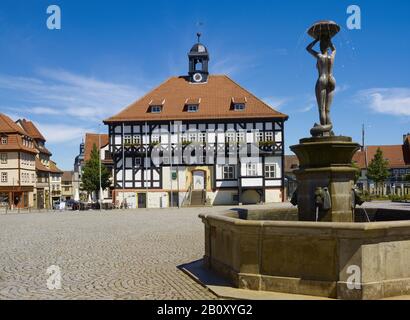 Markt mit Rathaushälften und Springbrunnen in Waltershausen, Thüringen, Deutschland, Stockfoto