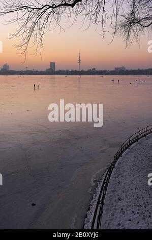 Gefrorene Außenalster in der Abenddämmerung, Alster Pleasure, Hamburg, Deutschland, Stockfoto