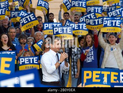 Sacramento, CA - 14. Februar 2020: Präsidentschaftskandidat Pete Buttigieg, Bürgermeister von South Bend Indiana, spricht in einem Rathaus am Cesar Chavez Plaza in Do Stockfoto