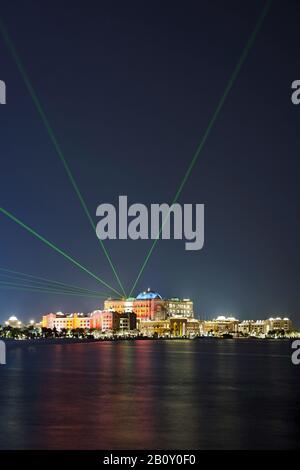 Emirates Palace mit Lasershow, Abu Dhabi, Vereinigte Arabische Emirate, Stockfoto