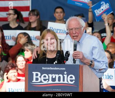 Richmond, CA - 17. Februar 2020: Präsidentschaftskandidat Bernie Sanders spricht bei einer Kundgebung in Richmond. CA-Wähler bitten, dafür zu stimmen, und Nein Stockfoto