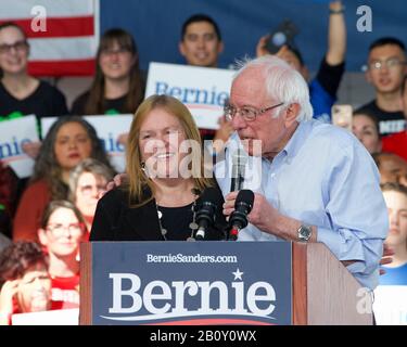 Richmond, CA - 17. Februar 2020: Präsidentschaftskandidat Bernie Sanders spricht bei einer Kundgebung in Richmond. CA-Wähler bitten, dafür zu stimmen, und Nein Stockfoto