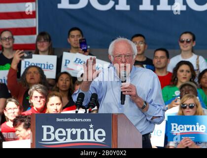 Richmond, CA - 17. Februar 2020: Präsidentschaftskandidat Bernie Sanders spricht bei einer Kundgebung in Richmond. CA-Wähler bitten, dafür zu stimmen, und Nein Stockfoto