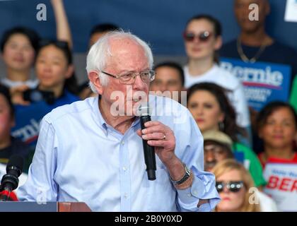 Richmond, CA - 17. Februar 2020: Präsidentschaftskandidat Bernie Sanders spricht bei einer Kundgebung in Richmond. CA-Wähler bitten, dafür zu stimmen, und Nein Stockfoto