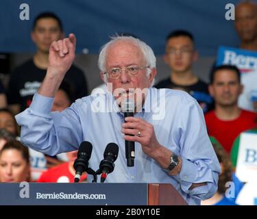 Richmond, CA - 17. Februar 2020: Präsidentschaftskandidat Bernie Sanders spricht bei einer Kundgebung in Richmond. CA-Wähler bitten, dafür zu stimmen, und Nein Stockfoto