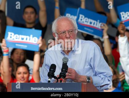 Richmond, CA - 17. Februar 2020: Präsidentschaftskandidat Bernie Sanders spricht bei einer Kundgebung in Richmond. CA-Wähler bitten, dafür zu stimmen, und Nein Stockfoto