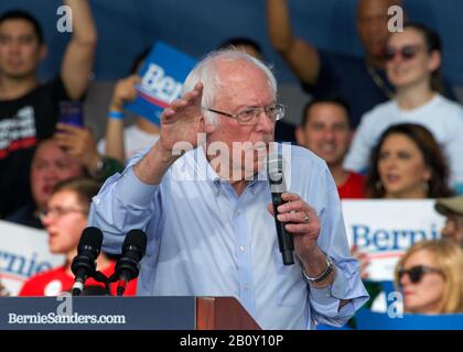 Richmond, CA - 17. Februar 2020: Präsidentschaftskandidat Bernie Sanders spricht bei einer Kundgebung in Richmond. CA-Wähler bitten, dafür zu stimmen, und Nein Stockfoto