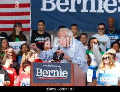 Richmond, CA - 17. Februar 2020: Präsidentschaftskandidat Bernie Sanders spricht bei einer Kundgebung in Richmond. CA-Wähler bitten, dafür zu stimmen, und Nein Stockfoto