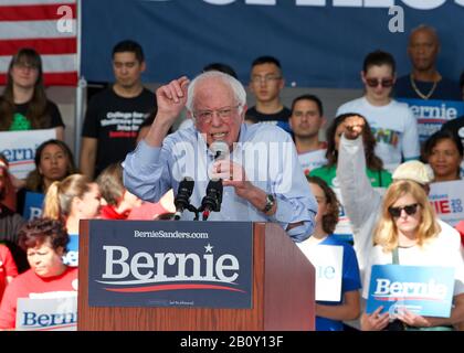 Richmond, CA - 17. Februar 2020: Präsidentschaftskandidat Bernie Sanders spricht bei einer Kundgebung in Richmond. CA-Wähler bitten, dafür zu stimmen, und Nein Stockfoto