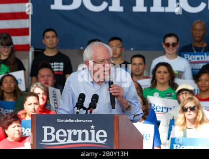 Richmond, CA - 17. Februar 2020: Präsidentschaftskandidat Bernie Sanders spricht bei einer Kundgebung in Richmond. CA-Wähler bitten, dafür zu stimmen, und Nein Stockfoto