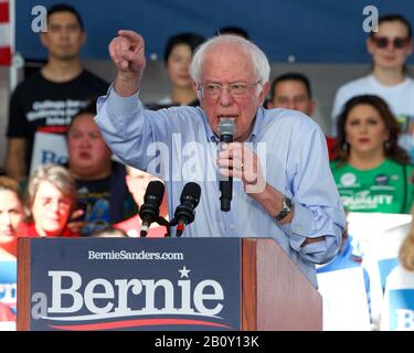 Richmond, CA - 17. Februar 2020: Präsidentschaftskandidat Bernie Sanders spricht bei einer Kundgebung in Richmond. CA-Wähler bitten, dafür zu stimmen, und Nein Stockfoto