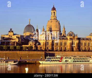 Blick auf die Brühlsche Terrasse mit Kunsthochschule und Frauenkirche in Dresden, Sachsen, Deutschland, Stockfoto