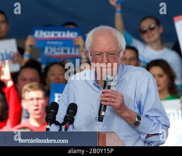 Richmond, CA - 17. Februar 2020: Präsidentschaftskandidat Bernie Sanders spricht bei einer Kundgebung in Richmond. CA-Wähler bitten, dafür zu stimmen, und Nein Stockfoto