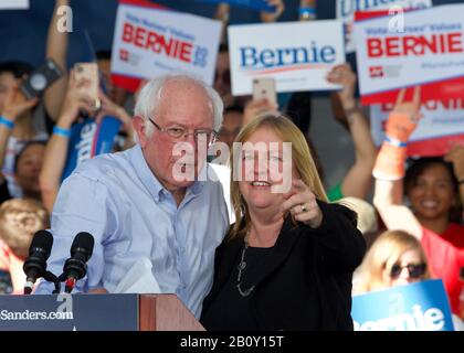 Richmond, CA - 17. Februar 2020: Präsidentschaftskandidat Bernie Sanders spricht bei einer Kundgebung in Richmond. CA-Wähler bitten, dafür zu stimmen, und Nein Stockfoto