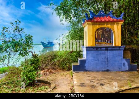 Ein buddhistischer Schrein im Kim Bong Village in der Nähe von Hoi An, Vietnam, Asien. Stockfoto