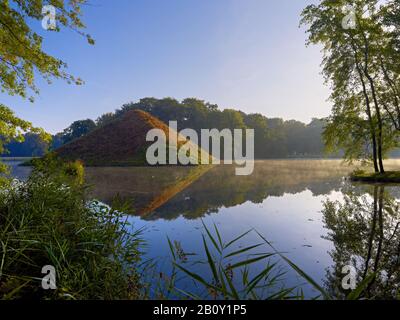 Grabpyramide im Fürst-Pückler-Park in Cottbus-Brandenburg, Deutschland, Stockfoto