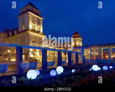 Kurhaus mit Weihnachtsmarkt in Binz, Rügeninsel, Mecklenburg-Vorpommern, Deutschland, Stockfoto