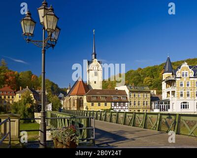 Panoramablick auf die Brücke über die Weiße Elster mit dem Stadtteil Untermhaus mit Kirche, Gera-Thüringen, Deutschland, Stockfoto