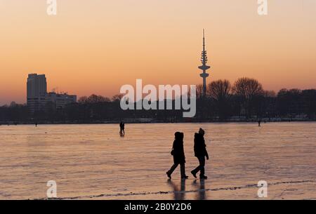 Gefrorene Außenalster in der Abenddämmerung, Alster Pleasure, Hamburg, Deutschland, Stockfoto